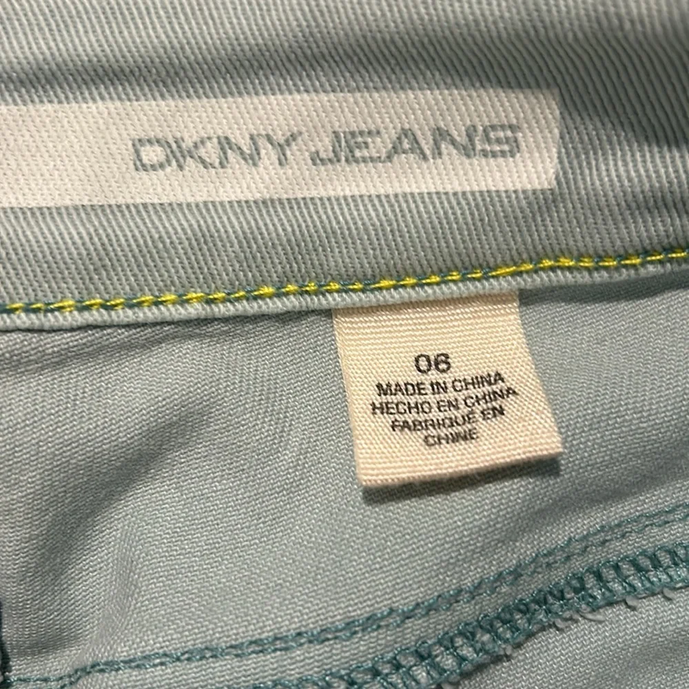 🌸Cute GUC DKNY Light Blue Bermuda Jean Shorts 10.5 inseam Size 6 Style Ludlow - Picture 3 of 11